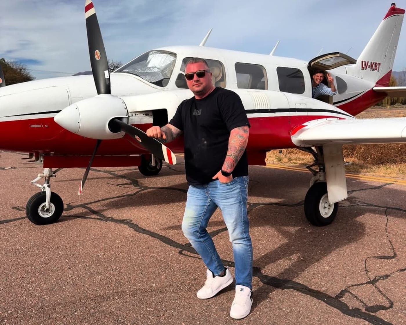 Junto al avión